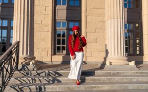 Femeie cu fusta potrivita pentru silueta ei