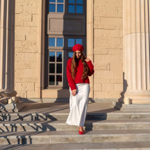 Femeie cu fusta potrivita pentru silueta ei