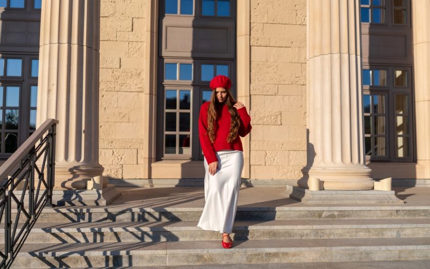 Femeie cu fusta potrivita pentru silueta ei